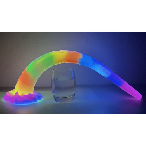 Jednorožec fluorescenční anální kolík.